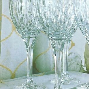 AND GOLIAH GAVE HANNA WINE GLASSES SHE SAID OH MY TOO TALL AND SOLD THEM ON POSH